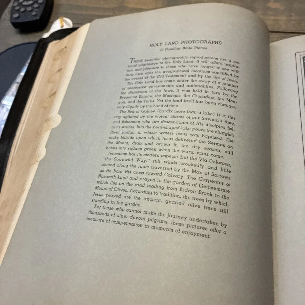 The Holy Bible: The Good Leader Bible (1946 Leather) Goodwill Distributors Large